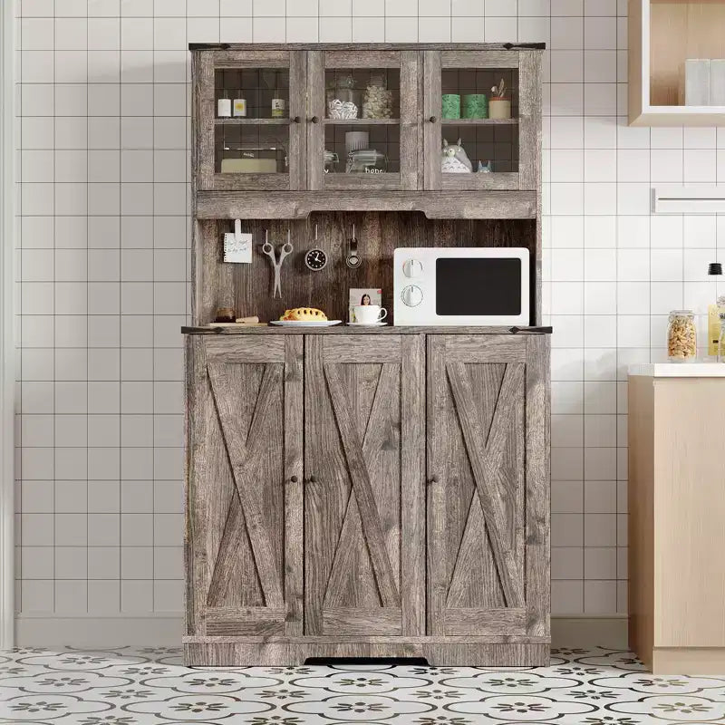 Dispensa da Cucina Versatile Autoportante - Marrone Rustico, Stazione di Ricarica Integrata, Ampio Piano di Lavoro, Credenza Alta con Ante e Ripiani
