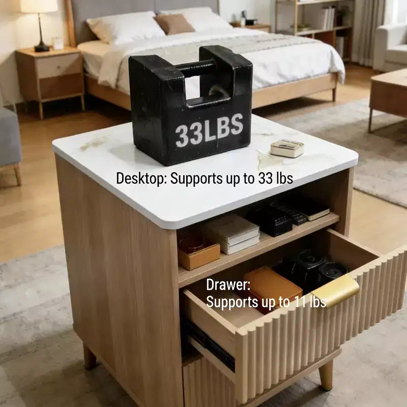 Comodino piccolo da 45,7 cm con stazione di ricarica, piano in finto marmo, comodino a 2 cassetti in rovere, comodino moderno curvo per camera da letto/soggiorno