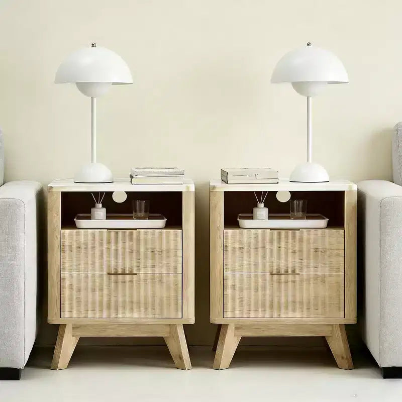 Comodino piccolo da 45,7 cm con stazione di ricarica, piano in finto marmo, comodino a 2 cassetti in rovere, comodino moderno curvo per camera da letto/soggiorno
