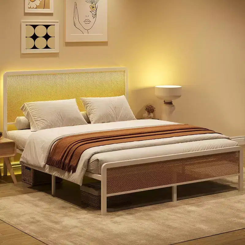 Struttura letto in rattan con testiera illuminata a LED, struttura letto in canna in stile bohémien con supporto a doghe in acciaio resistente, nessun bisogno di rete, bianca